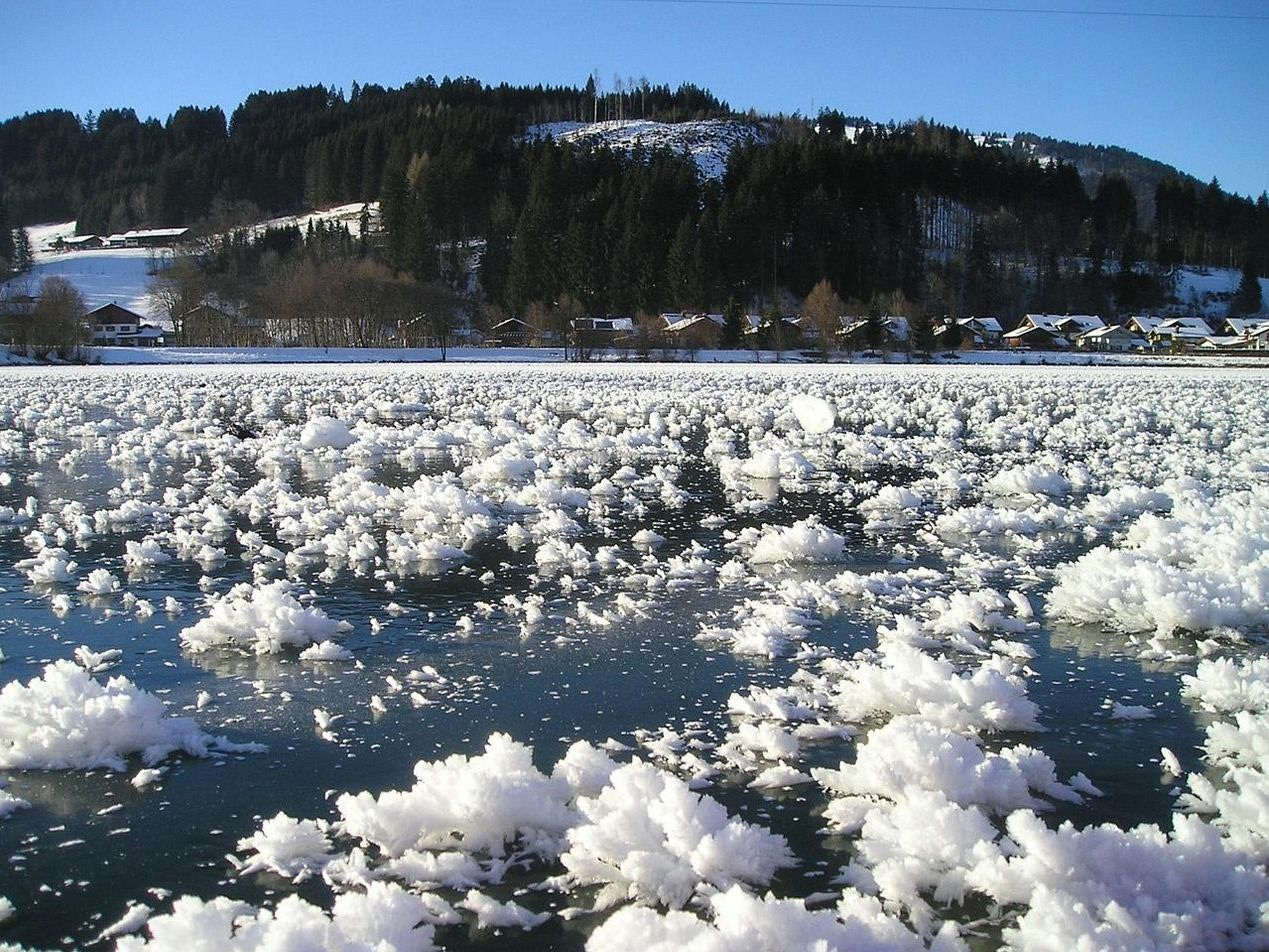 Pescadores em um lago de montanha ao amanhecer