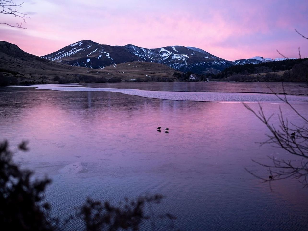 Paisagem aberta de inverno e picos distantes cobertos de gelo